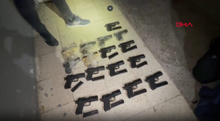 Evdeki valiz ve gardıroptan ruhsatsız 21 tabanca çıktı