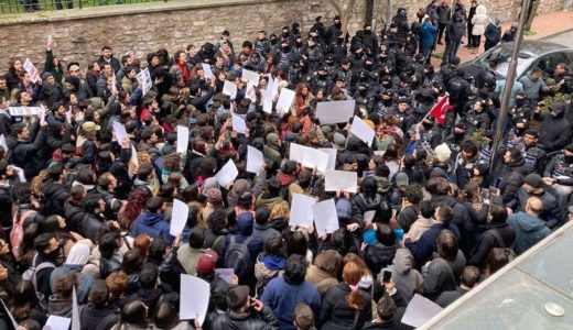 Özel üniversite öğrencilerine kampüste eylemlere karşı burs tehdidi iddiası